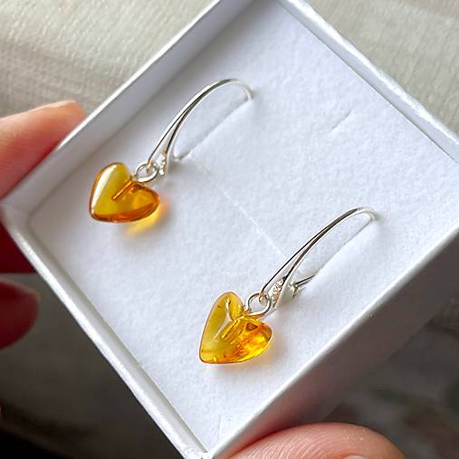 Baltic Amber Heart Earrings AG925 / Jemné strieborné náušnice s baltickým jantárom srdiečka E030