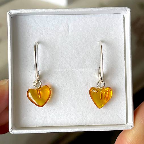 Baltic Amber Heart Earrings AG925 / Jemné strieborné náušnice s baltickým jantárom srdiečka E030