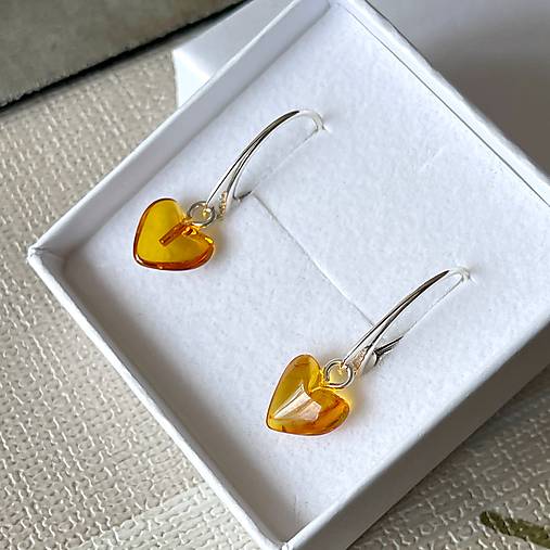 Baltic Amber Heart Earrings AG925 / Jemné strieborné náušnice s baltickým jantárom srdiečka E030