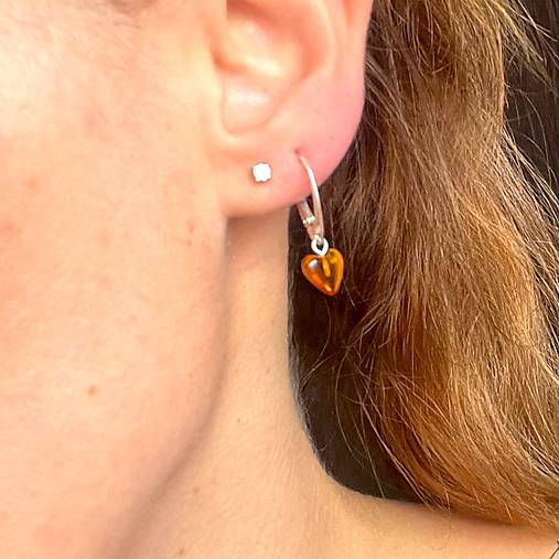 Baltic Amber Heart Earrings AG925 / Jemné strieborné náušnice s baltickým jantárom srdiečka E030