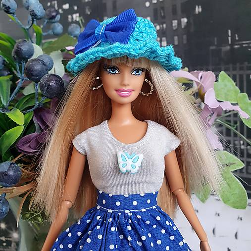 Modrý klobúk pre Barbie