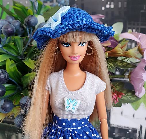 Modrý klobúk pre Barbie