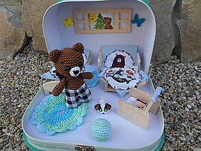 Hračky - Chlapčenský kufrík s háčkovaným mackom a dreveným nábytkom - 16512539_