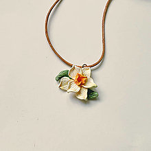 Náhrdelníky - Jarno-letný náhrdelník Narcis | kvetinový prívesok | prírodné šperky | šperky z polymérovej hliny - 16512352_