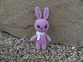 Hračky - Milý háčkovaný zajačik - fialový - 16514526_