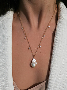 Náhrdelníky - Náhrdelník s barokovou perlou a perlovými príveskami - 16513687_