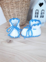 Detské topánky - Ručne háčkované papučky pre bábätko bielo/modrá - 16516497_