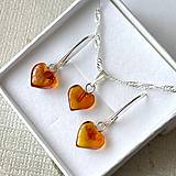 Sady šperkov - Baltic Amber Heart Set AG925 / Jemné strieborné náušnice a prívesok s baltickým jantárom srdiečka E030 - 16520308_