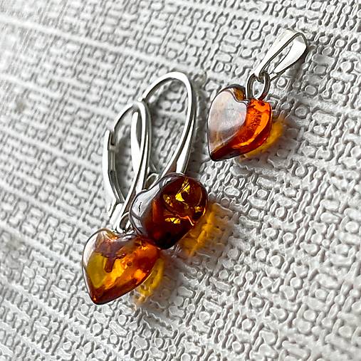 Baltic Amber Heart Set AG925 / Jemné strieborné náušnice a prívesok s baltickým jantárom srdiečka E030 (Sada Náušnice plus prívesok)