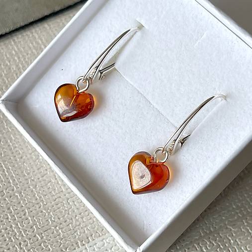 Baltic Amber Heart Set AG925 / Jemné strieborné náušnice a prívesok s baltickým jantárom srdiečka E030 (Sada Náušnice plus prívesok)