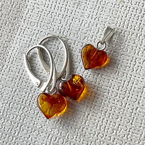 Baltic Amber Heart Set AG925 / Jemné strieborné náušnice a prívesok s baltickým jantárom srdiečka E030 (Sada Náušnice plus prívesok)