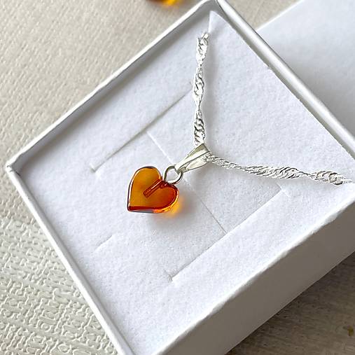 Baltic Amber Heart Set AG925 / Jemné strieborné náušnice a prívesok s baltickým jantárom srdiečka E030 (Sada Náušnice plus prívesok)