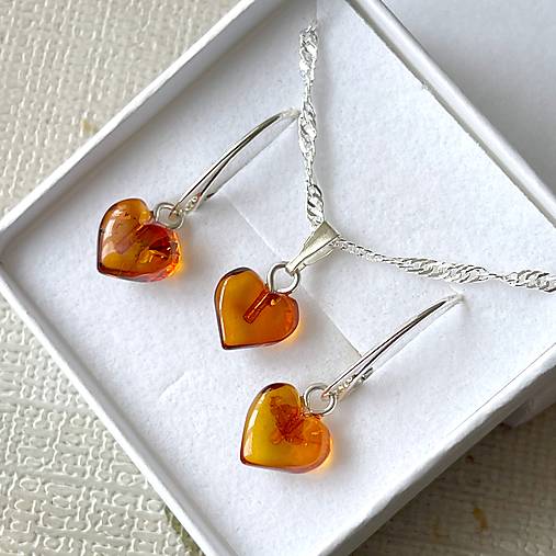 Baltic Amber Heart Set AG925 / Jemné strieborné náušnice a prívesok s baltickým jantárom srdiečka E030 (Sada Náušnice plus prívesok)