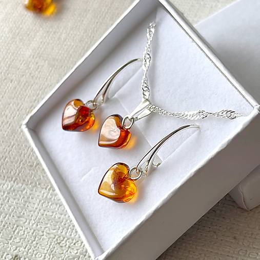 Baltic Amber Heart Set AG925 / Jemné strieborné náušnice a prívesok s baltickým jantárom srdiečka E030 (Sada Náušnice plus prívesok)