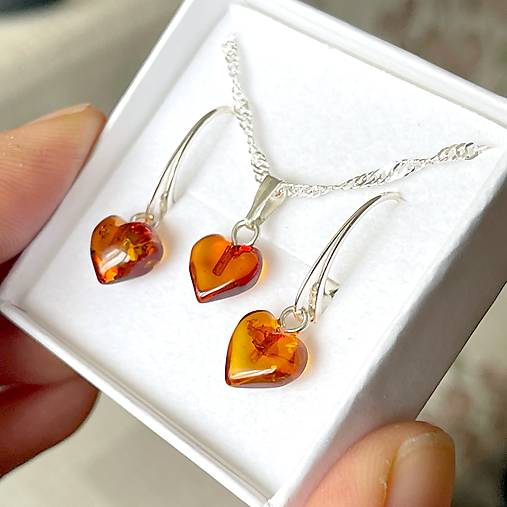 Baltic Amber Heart Set AG925 / Jemné strieborné náušnice a prívesok s baltickým jantárom srdiečka E030 (Sada Náušnice plus prívesok)