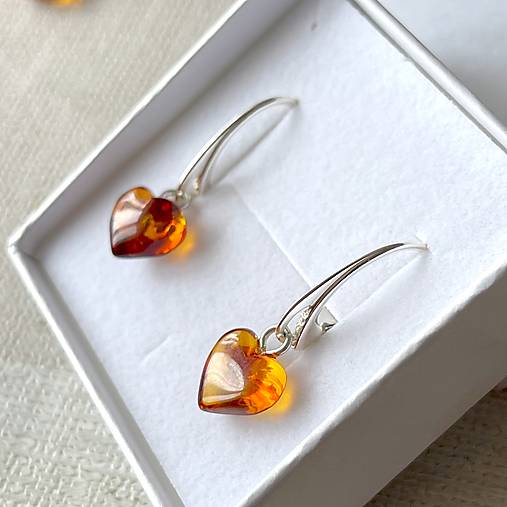 Baltic Amber Heart Set AG925 / Jemné strieborné náušnice a prívesok s baltickým jantárom srdiečka E030 (Sada Náušnice plus prívesok)