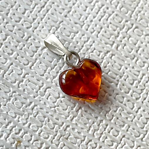 Baltic Amber Heart Set AG925 / Jemné strieborné náušnice a prívesok s baltickým jantárom srdiečka E030 (Prívesok)