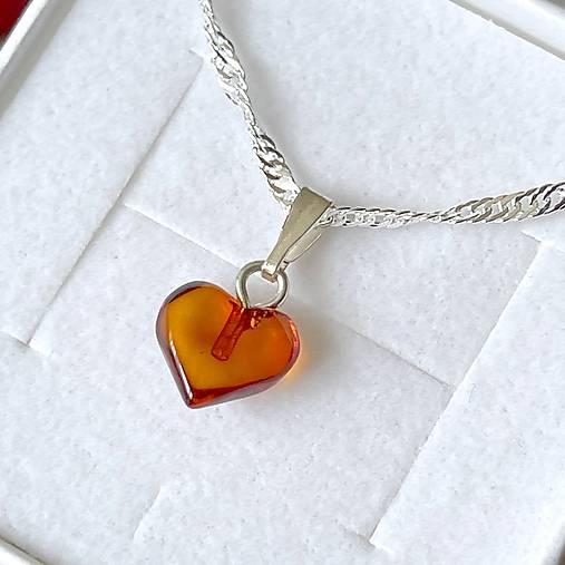 Baltic Amber Heart Set AG925 / Jemné strieborné náušnice a prívesok s baltickým jantárom srdiečka E030 (Prívesok)