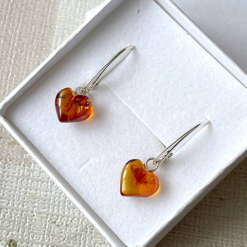 Baltic Amber Heart Set AG925 / Jemné strieborné náušnice a prívesok s baltickým jantárom srdiečka E030 (Náušnice)