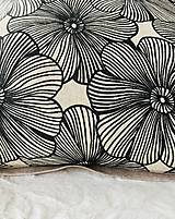 Úžitkový textil - Vankúš -  čierne kvety - 16522231_