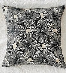 Úžitkový textil - Vankúš -  čierne kvety - 16522229_