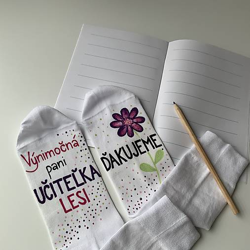 Maľované pestrofarebné ponožky pre Najlepšiu PANI UČITEĽKU a nápisom “zo ❤️ ĎAKUJEME” (S kvetom)