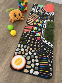 Hračky - Senzomotorický koberec Farebné letné chodníčky - 16521961_