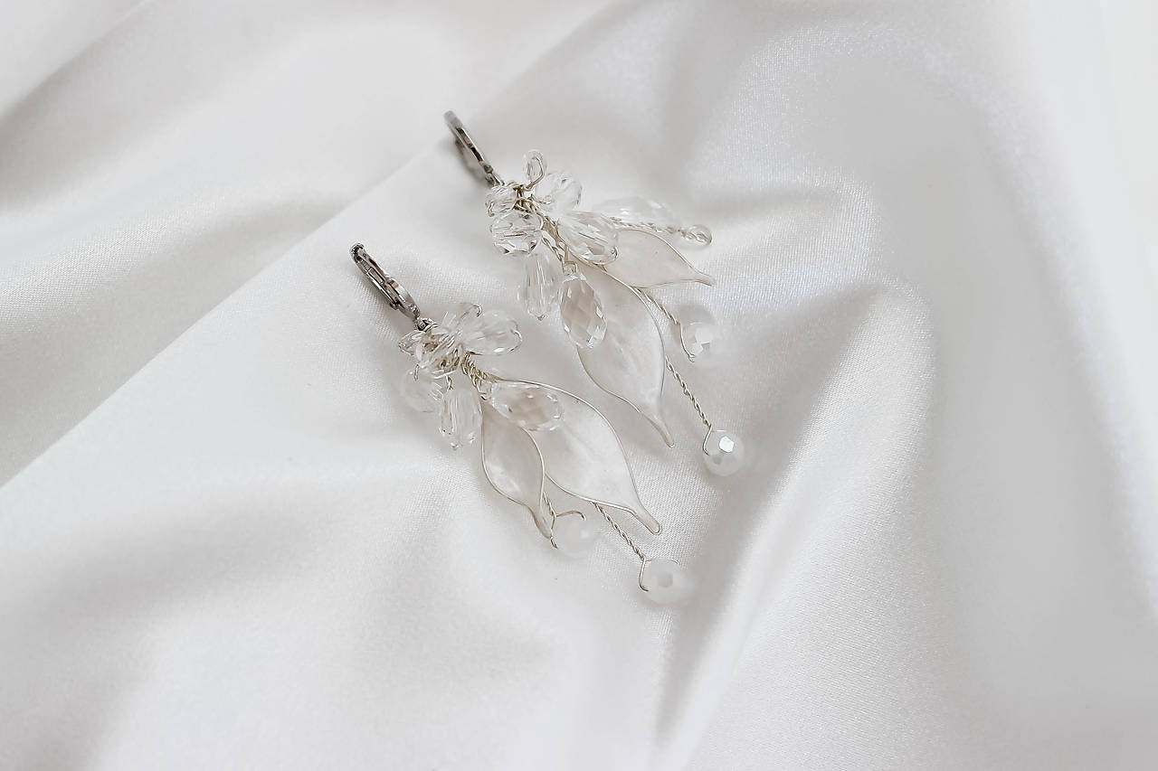 Náušnice Amélia s lístkami a Swarovski  (Bielo-strieborné s krištálikmi)