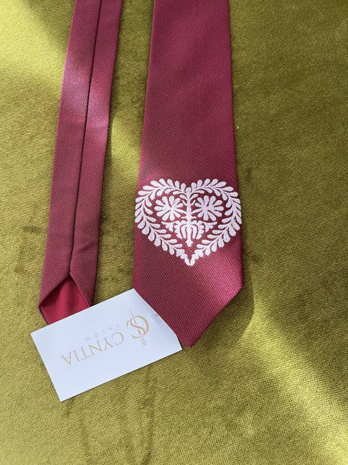Vyšívaná kravata- bordová