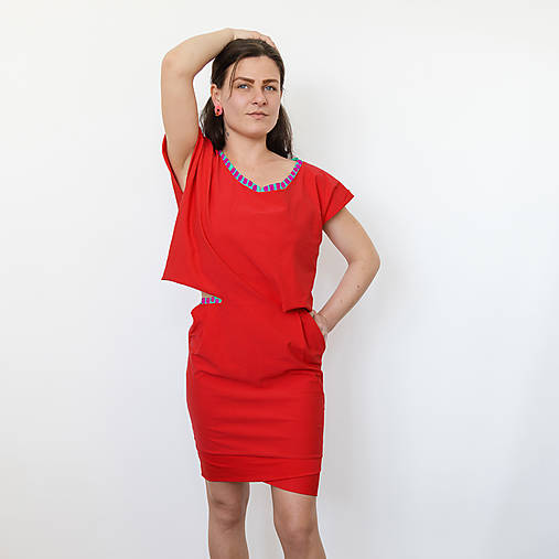 Červené šaty s bočným výstrihom