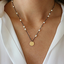 Náhrdelníky - Hodvábny náhrdelník s perlami, mesačnými kameňmi a medailónikom (gold filled) - 16526099_