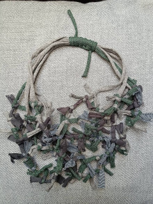 Náhrdelníky - Strapaté náhrdelníky z tričkoviny (so zelenou) - 16527924_