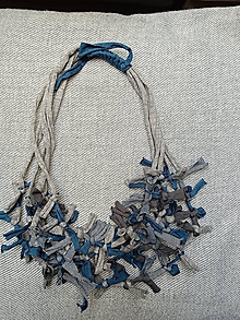 Náhrdelníky - Strapaté náhrdelníky z tričkoviny (s petrolejovou) - 16527927_