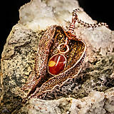 Náhrdelníky - Medený prívesok - machovka s červeným jaspisom - 16528057_
