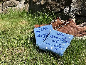 Ponožky, pančuchy, obuv - Maľované ponožky s nápisom “LÁSKA HREJE, ale ponožky sú ponožky :) (svetlomodré 35-38) - 16529574_