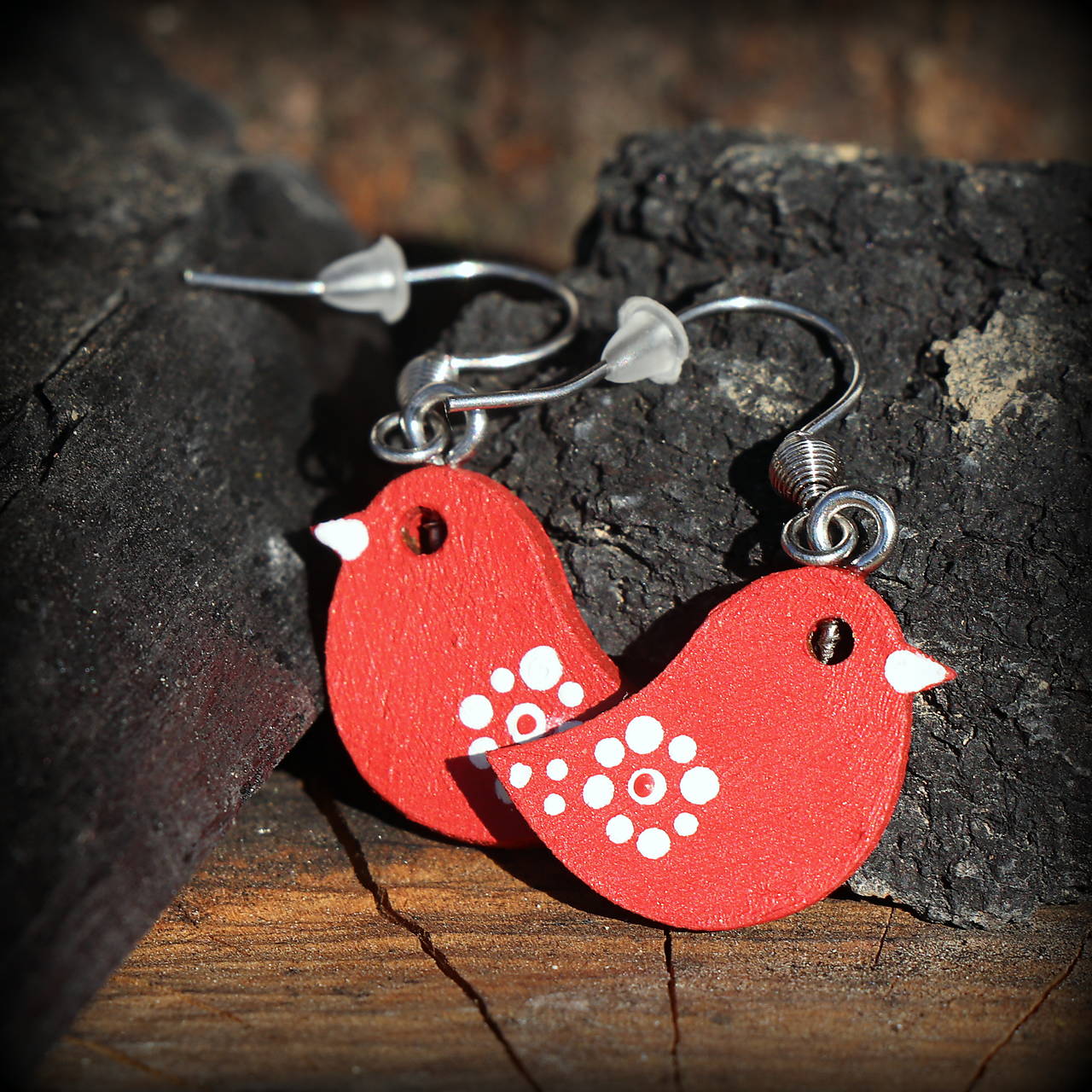 Drevené náušnice Červený vtáčik