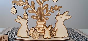 Dekorácie - Drevená veľkonočná dekorácia „Zajace s vázou“ - 16529317_