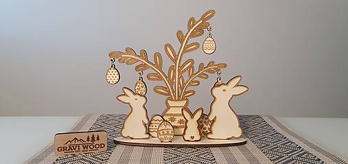 Drevená veľkonočná dekorácia „Zajace s vázou“