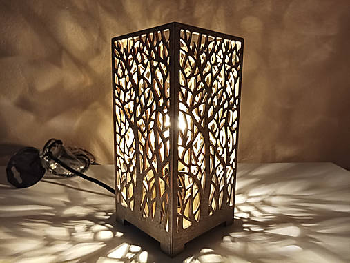 Drevená stolná lampa s tienidlom