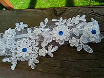 Spodná bielizeň - svadobný podväzok Ivory + modré čipkové kvety 29 - 16532147_