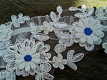 Spodná bielizeň - svadobný podväzok Ivory + modré čipkové kvety 29 - 16532148_