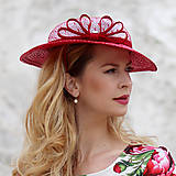 Čiapky, čelenky, klobúky - Stephanie - luxusný pol klobúčik / fascinátor, červený - 16532775_