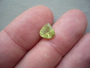 Minerály - Broušený kámen - olivín 8 mm, č.6f - 16533482_