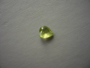 Minerály - Broušený kámen - olivín 8 mm, č.8f - 16533490_