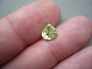 Minerály - Broušený kámen - olivín 8 mm, č.10f - 16533504_