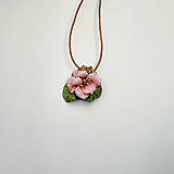 Náhrdelníky - Jarno-letný náhrdelník  Ruža, šípky| kvetinový prívesok | prírodné šperky | šperky z polymérovej hliny - 16532075_