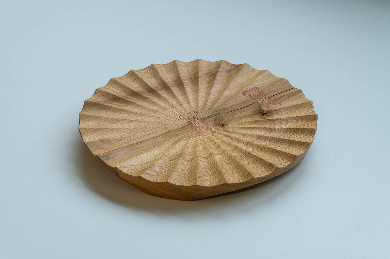 Drevená tácka-zvlnený kruh (dub)
