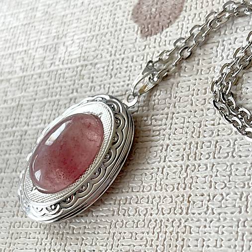 Oval Gemstone Antique Silver Locket Necklace / Otvárací medailón (Strawberry quartz)