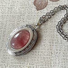 Náhrdelníky - Oval Gemstone Antique Silver Locket Necklace / Otvárací medailón (Strawberry quartz) - 16534745_