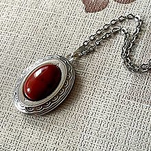 Náhrdelníky - Oval Gemstone Antique Silver Locket Necklace / Otvárací medailón (Red Jasper) - 16534782_